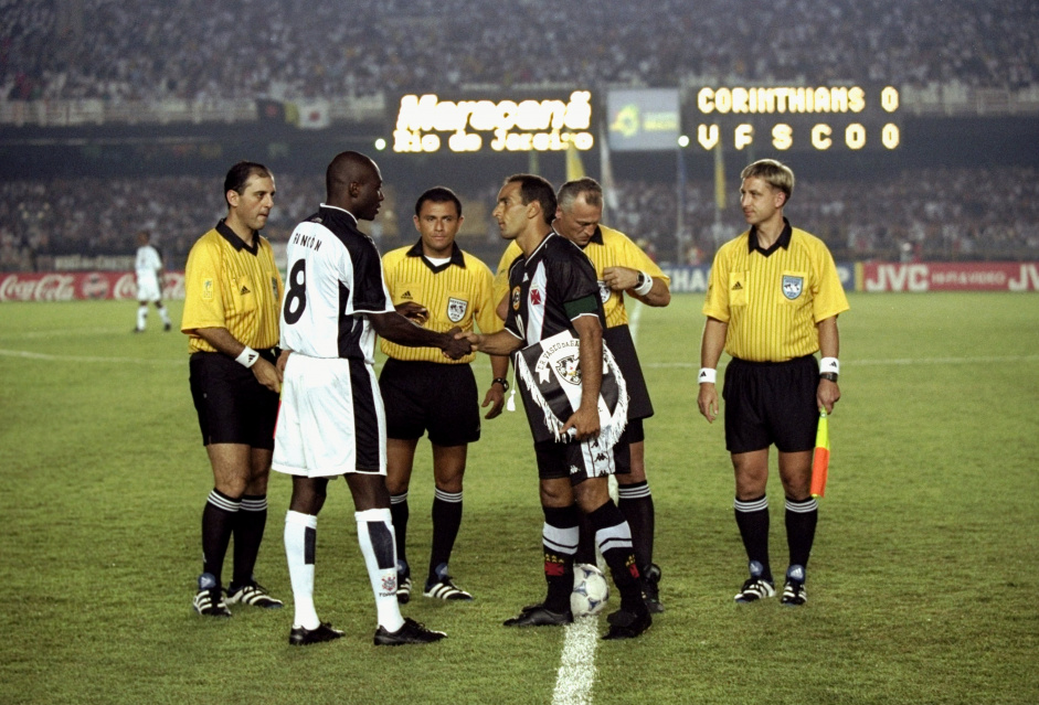 O ttulo do Corinthians no Mundial de Clubes de 2000 veio aps Edmundo mandar sua cobrana de pnalti para fora