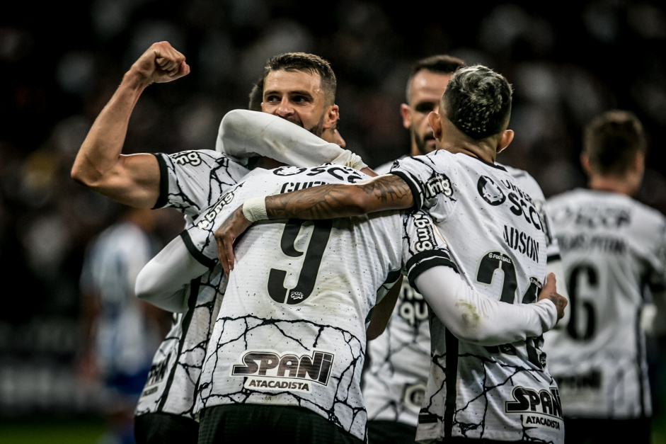 Jogadores do Corinthians comemoram gol contra o Ava