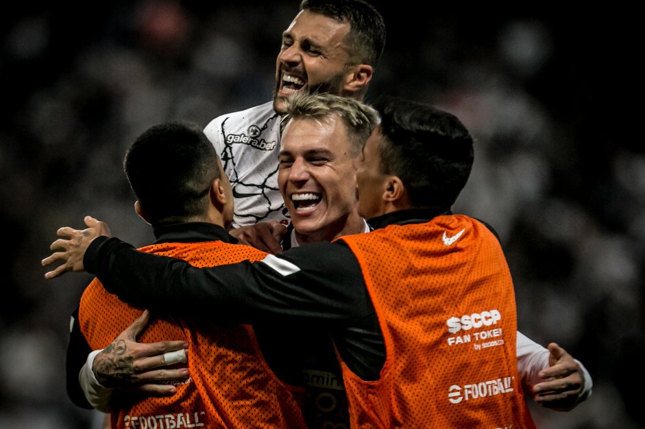 Rger Guedes e Jnior Moraes comemoram o terceiro gol do Corinthians