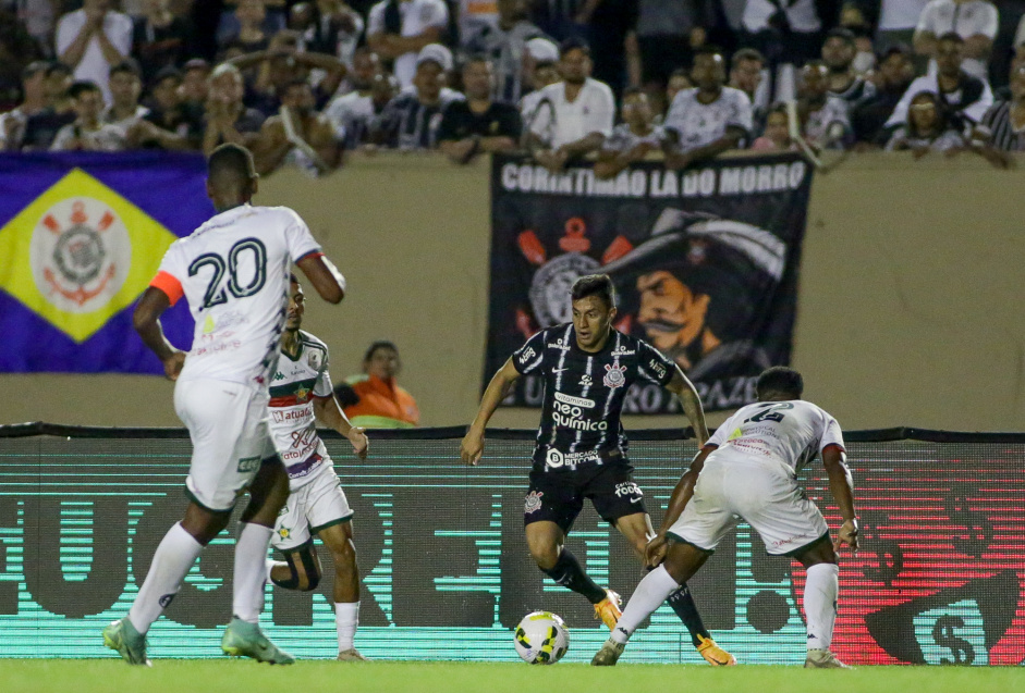 Gustavo Mantuan em ao no duelo entre Corinthians e Portuguesa pela Copa do Brasil