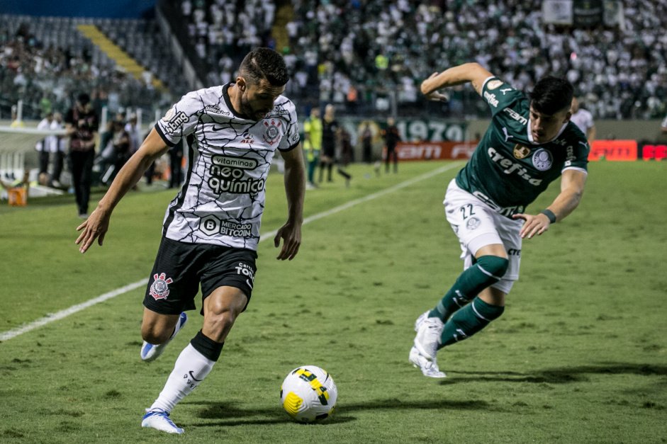 Jnior Moraes durante o clssico contra o Palmeiras pelo Brasileiro