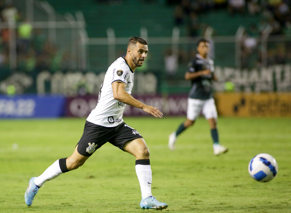 Atacante Junior Moraes em jogo contra o Deportivo Cali