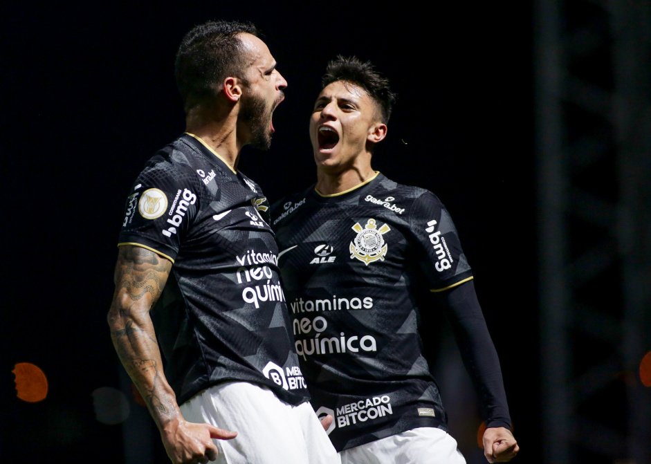 Renato Augusto e Mantuan em comemorao de gol do Corinthians