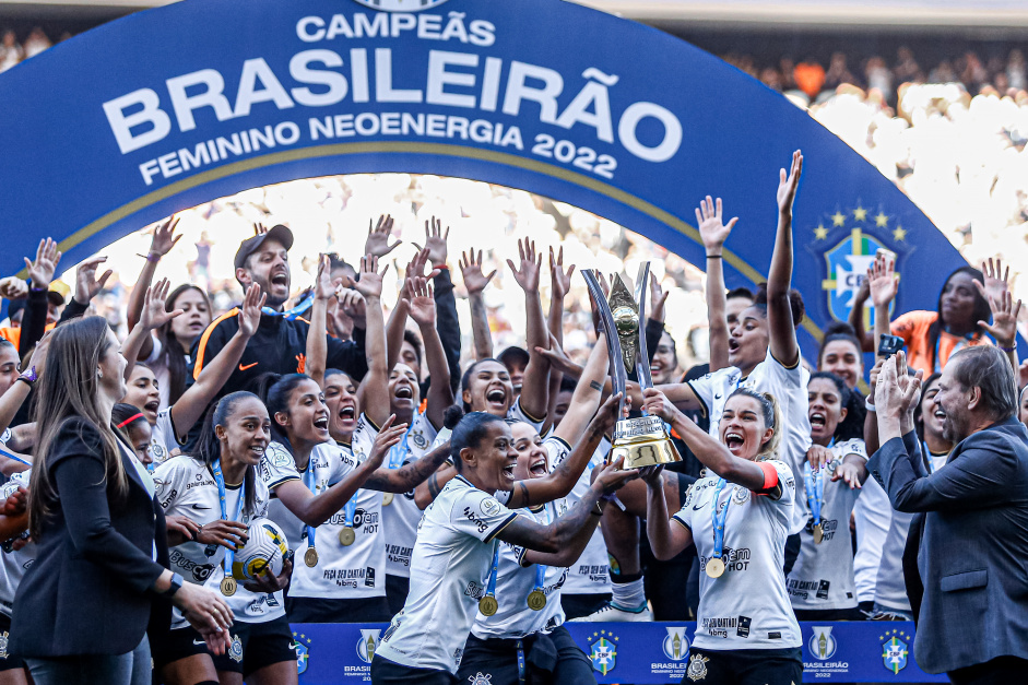 Atletas do Corinthians Feminino erguem a taa do Brasileiro Feminino