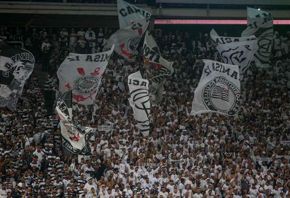 Torcida do Corinthians em jogo de ida da final da Copa do Brasil