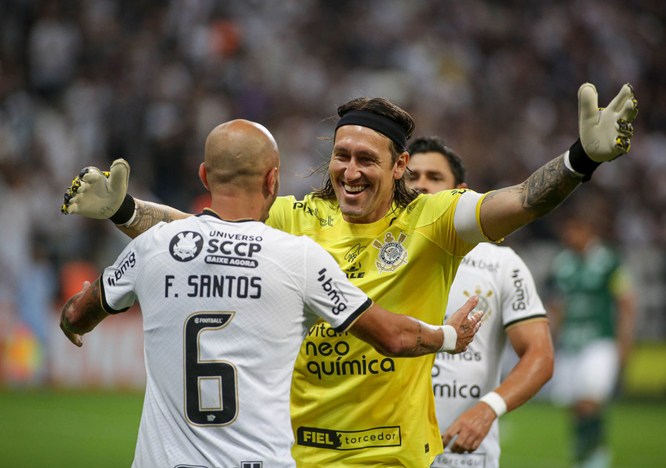 Cssio foi ao ataque comemorar o gol de Fbio Santos