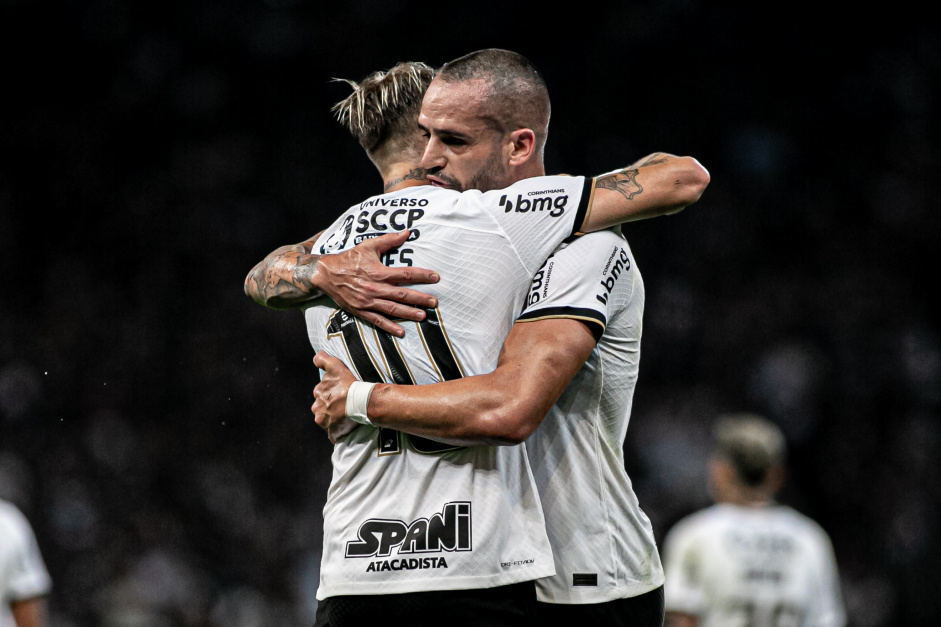 Rger Guedes e Renato Augusto em comemorao de gol do Corinthians
