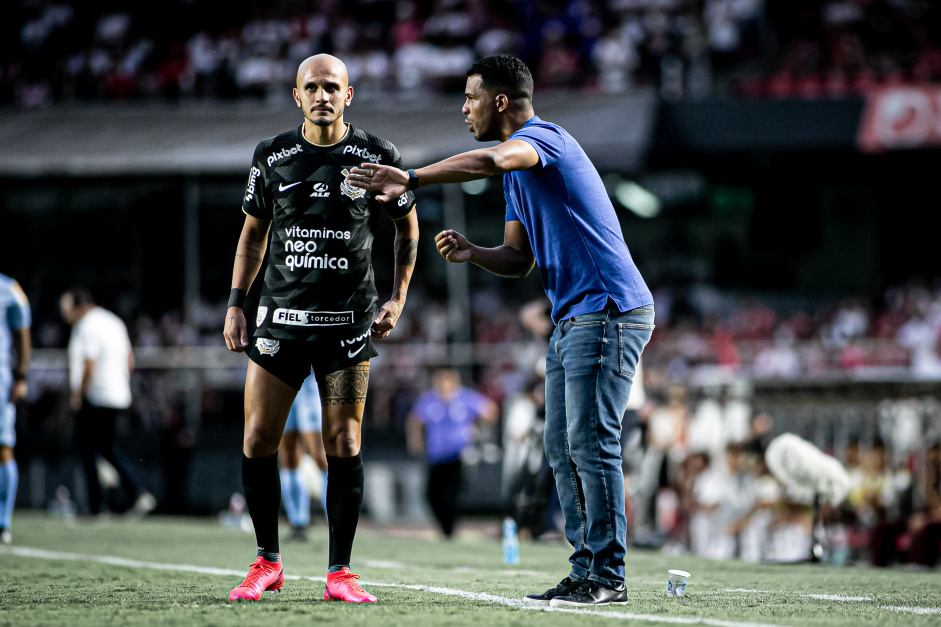 Fernando Lzaro passando instrues para Fbio Santos