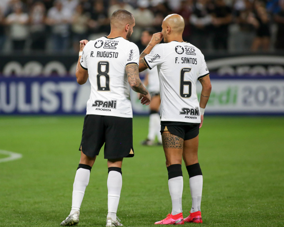 Renato Augusto e Fbio Santos conversam na vitria contra o Botafogo-SP pelo Paulisto