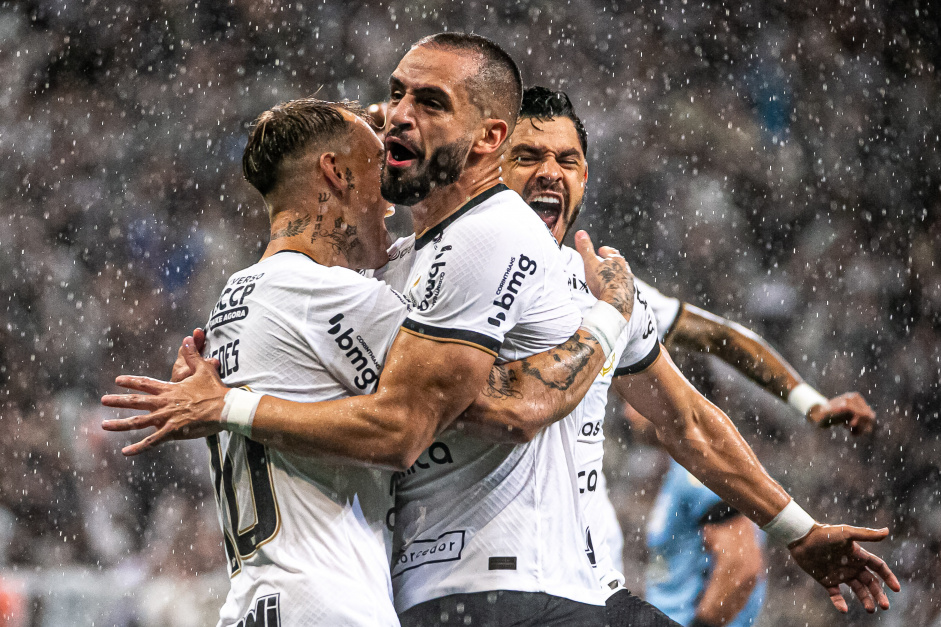 Renato Augusto e Rger Guedes comemoram gol em empate do Corinthians contra o Palmeiras no Paulista