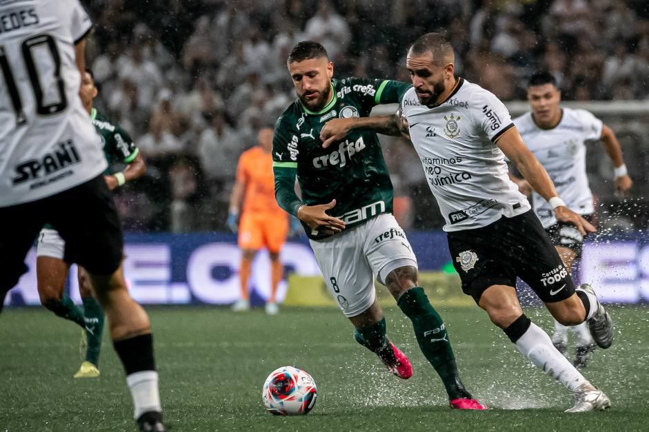 Renato Augusto carrega bola em empate do Corinthians contra o Palmeiras no Paulista