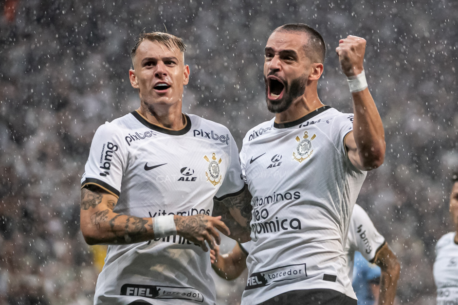 Renato Augusto e Rger Guedes comemoram se abraando em empate do Corinthians contra o Palmeiras