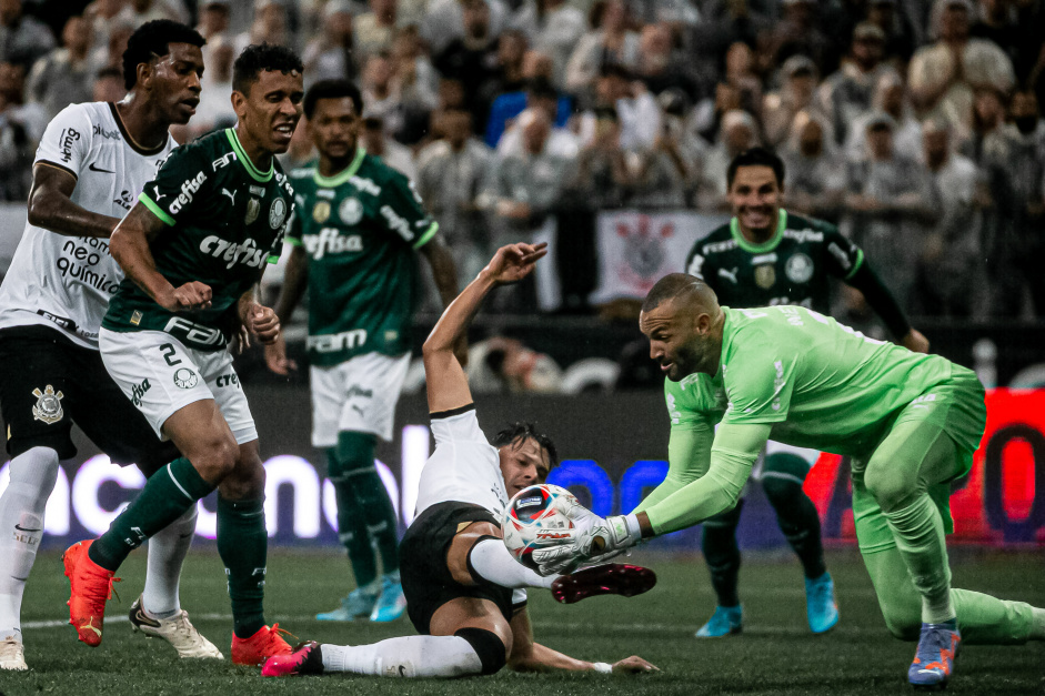 Romero disputa bola com Weverton em empate do Corinthians contra o Palmeiras no Paulista