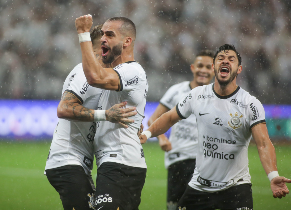 Renato Augusto e Giuliano comemoram em empate do Corinthians com o Palmeiras no Paulisto