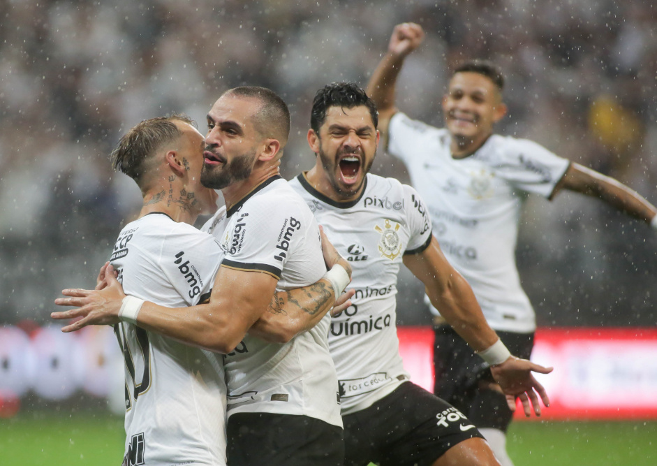 Rger Guedes, Giuliano e Renato Augusto felizes em empate do Corinthians com o Palmeiras no Paulist