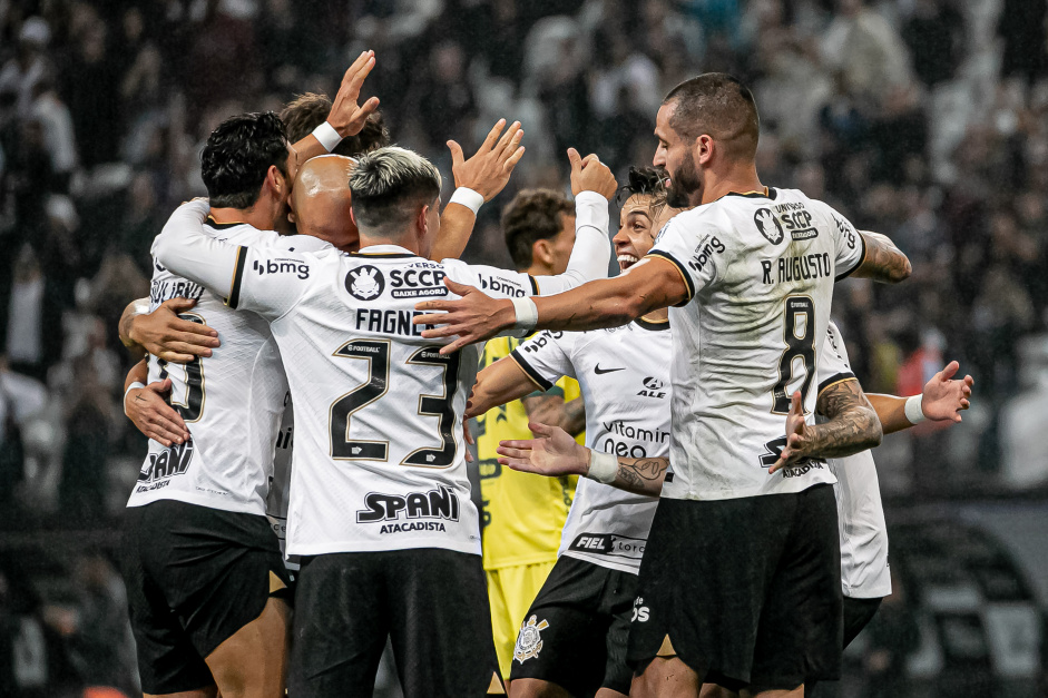 Giuliano, Fagner, Roni e Renato Augusto celebram gol contra o Mirassol