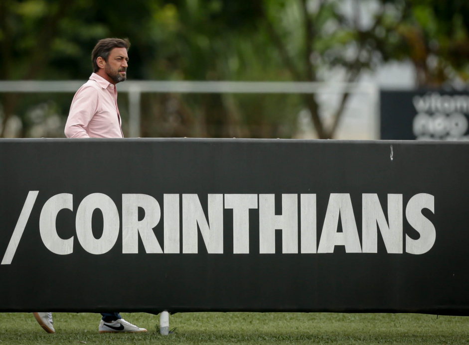 Duilio Monteiro Alves observa treino do Corinthians nesta tera