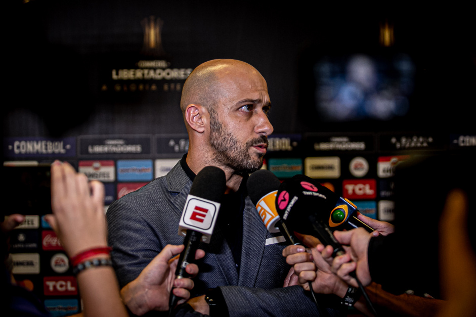 Gerente de futebol, Alessandro Nunes, conversando com reprteres