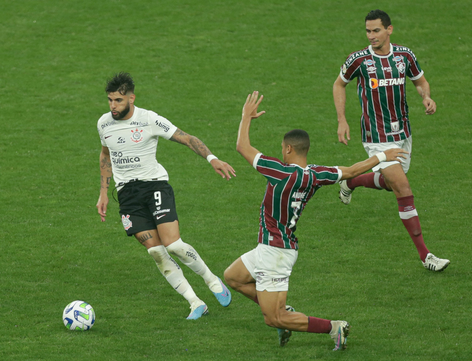 Yuri Alberto saindo da marcao do Fluminense
