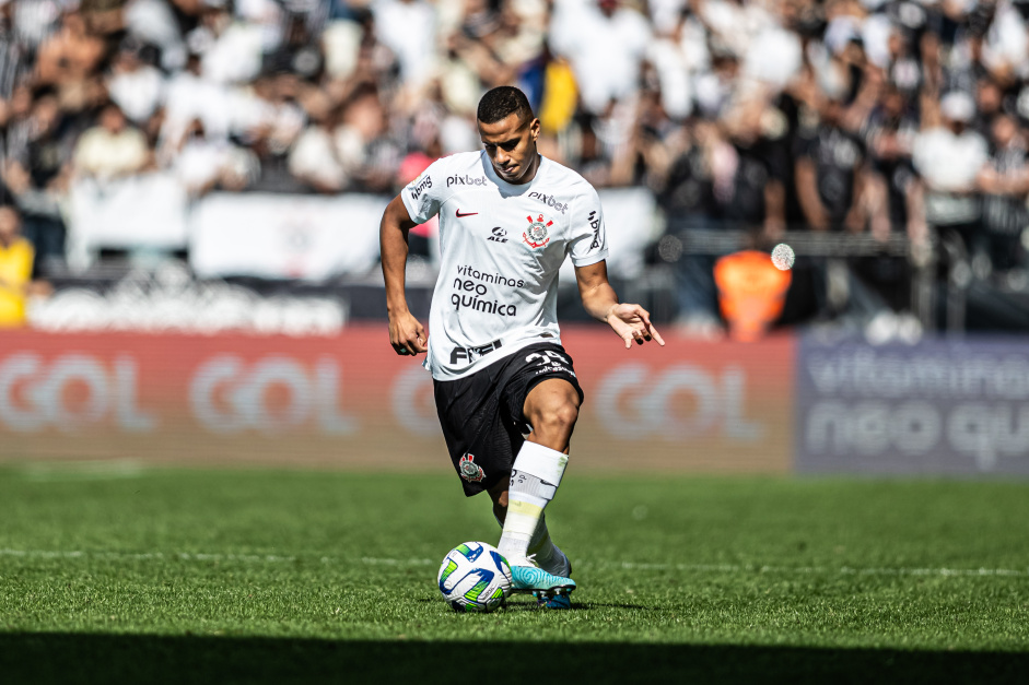Murillo toca bola no jogo entre Corinthians e Bragantino