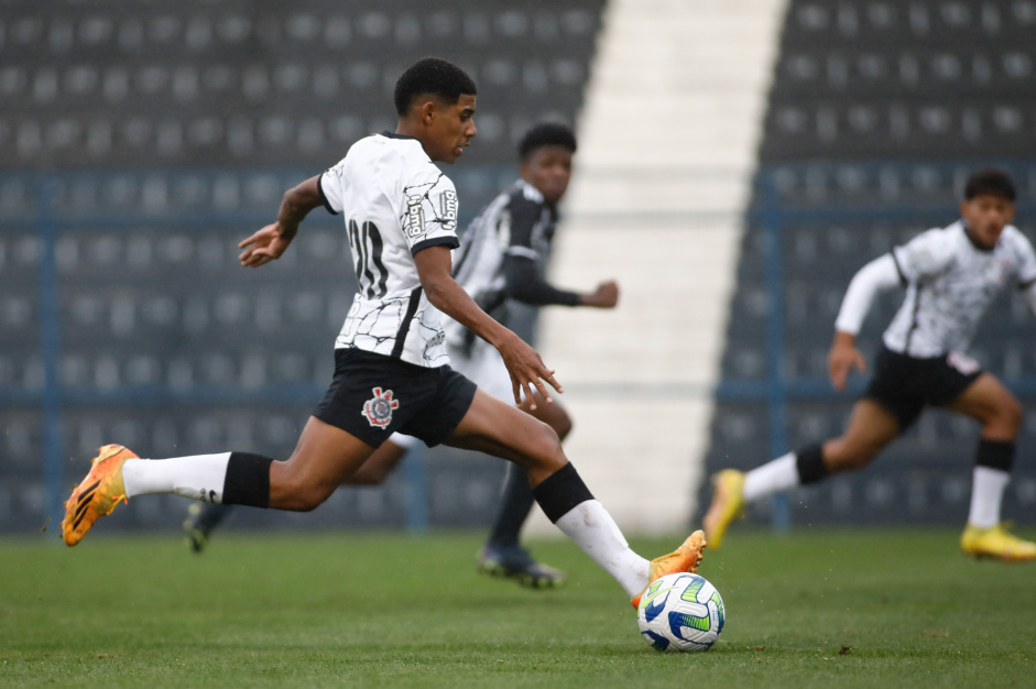 Gui Nego correndo na Fazendinha no jogo pelo Brasileiro Sub-17