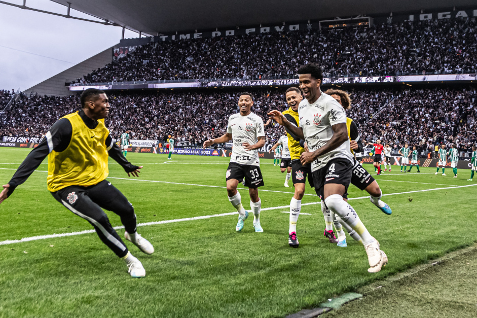 Gil correndo comemorando gol de empate contra o Coritiba