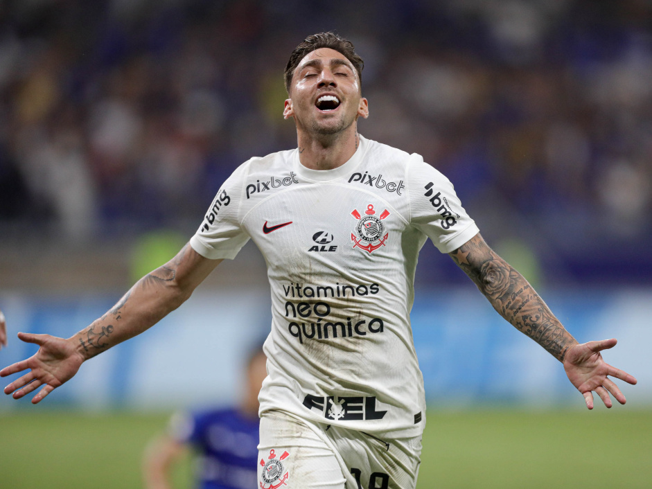 Gustavo Mosquito comemorando gol de empate contra o Cruzeiro