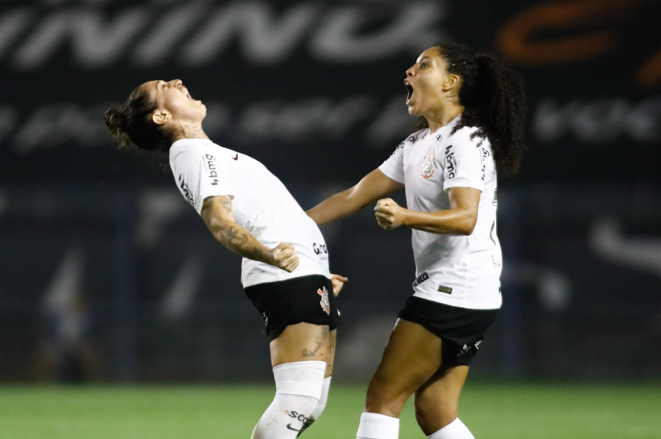 Fernanda e Yasmim comemorando o gol anotado pela atacante do Corinthians