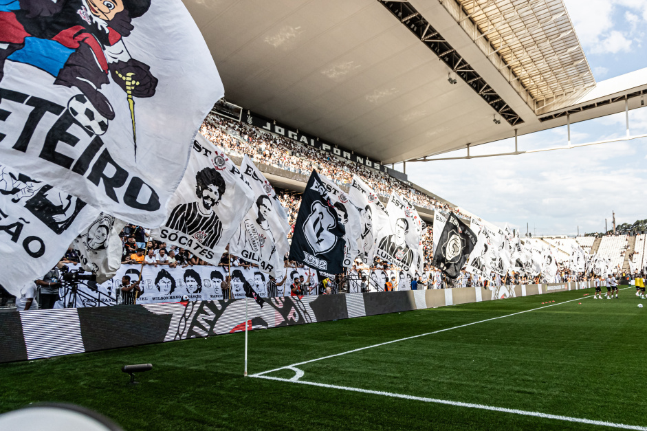 Bandeiras em homenagens aos ex-jogadores do Corinthians na Neo Qumica Arena