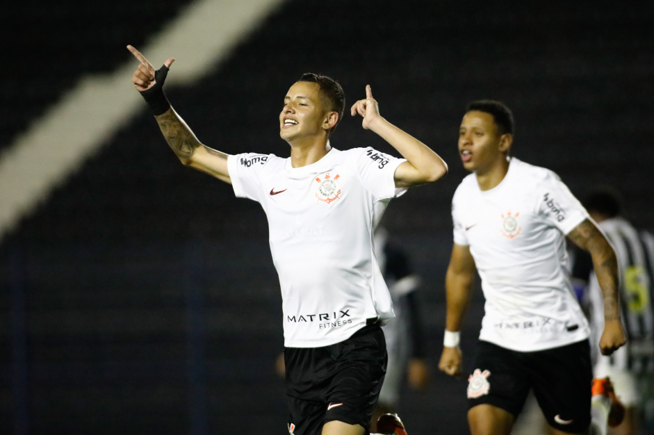 Kayke comemorando gol contra o Santos; Arthur Sousa aparece celebrando atrs