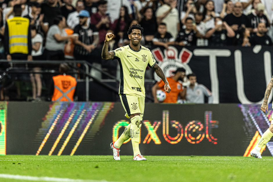 Gil comemora gol marcado contra o Botafogo