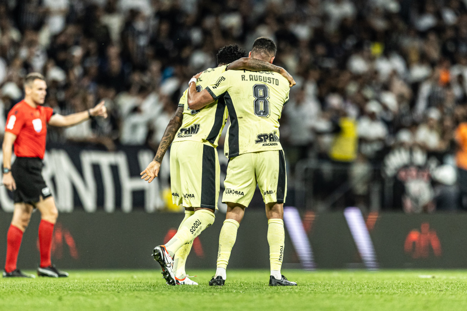 Renato Augusto abraando o Gil para celebrar gol contra o Botafogo