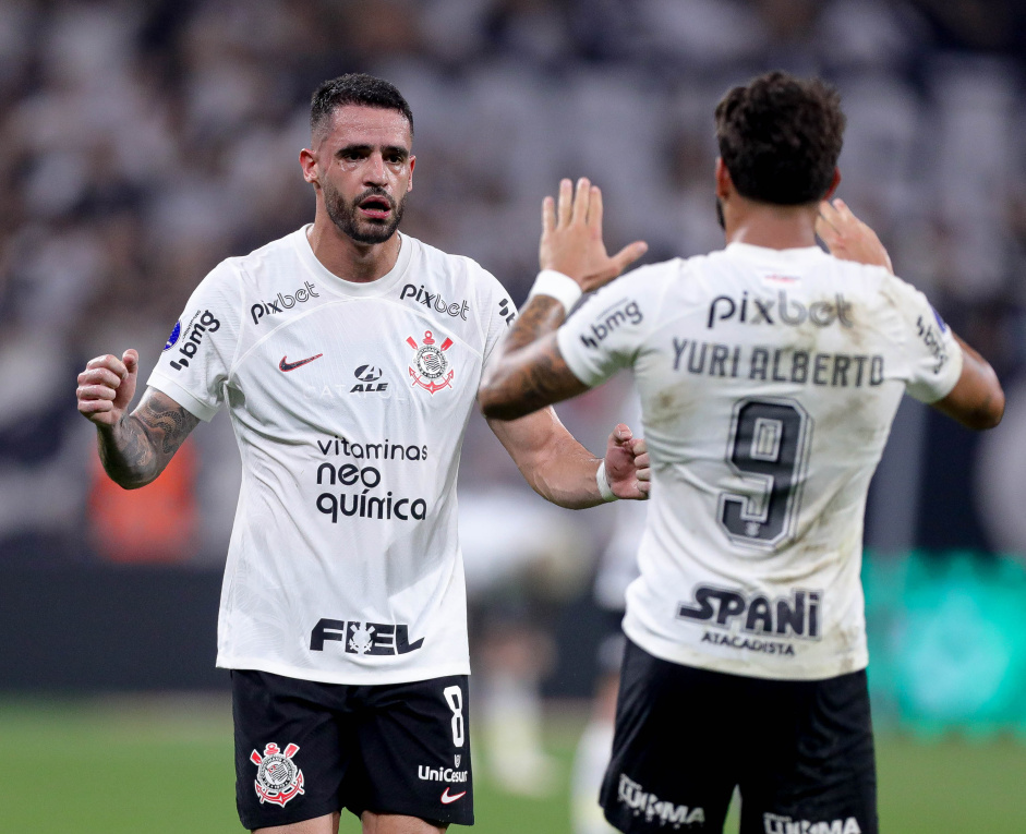 Renato Augusto e Yuri Alberto comemorando gol do Corinthians sobre o Fortaleza
