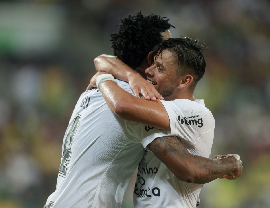 Romero e Gil se abraando durante celebrao de gol