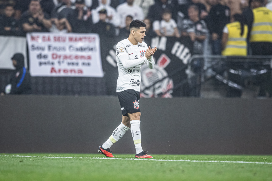 Roni aplaudindo a marcao do Corinthians no duelo contra o Athletico-PR