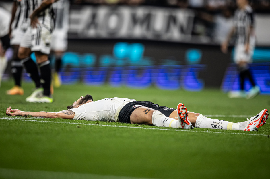 Yuri Alberto cado no gramado durante o jogo do Corinthians contra o Atltico-MG