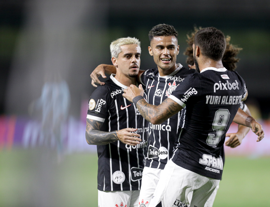 Yuri Alberto, Fagner e Guilherme Biro comemorando o gol marcado por Fausto Vera
