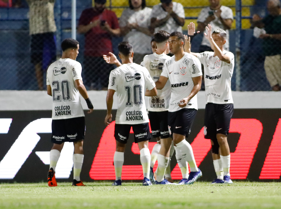 Jogadores do Sub-20 do Corinthians comemorando o gol