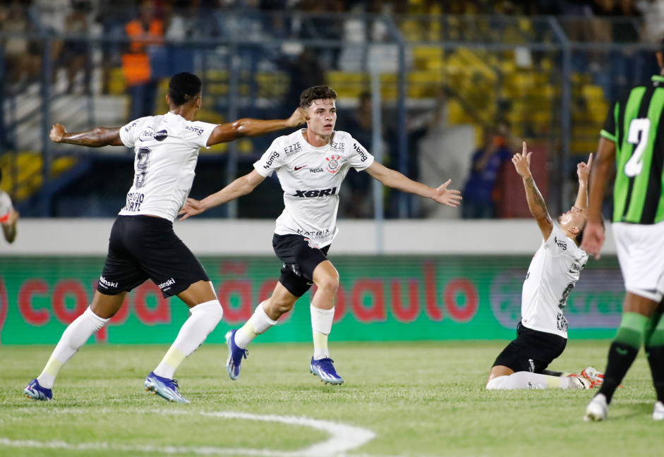 Breno Bidon comemorando gol com Arthur Sousa e Kayke