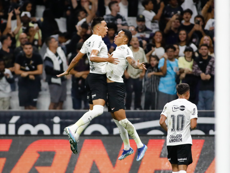 Joo Pedro Tchoca e Arthur Sousa foram promovidos ao elenco profissional do Corinthians em 2024