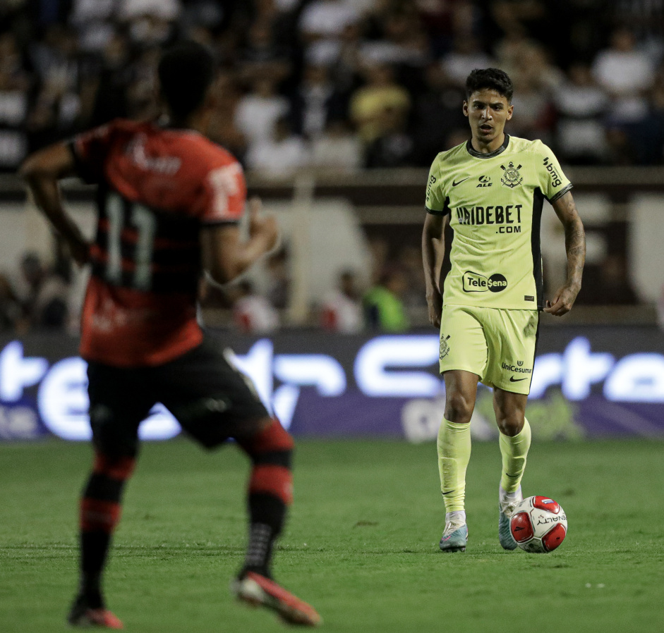 Caetano com a bola na partida entre Ituano e Corinthians