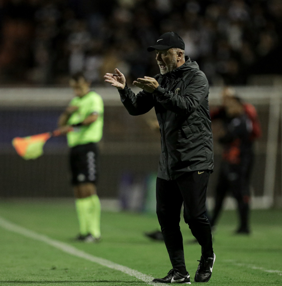 Mano Menezes passando orientao na partida entre Ituano e Corinthians