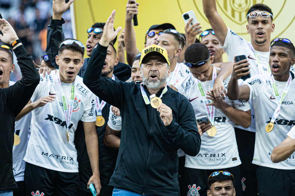 Augusto Melo celebrando com os jogadores o ttulo da Copinha