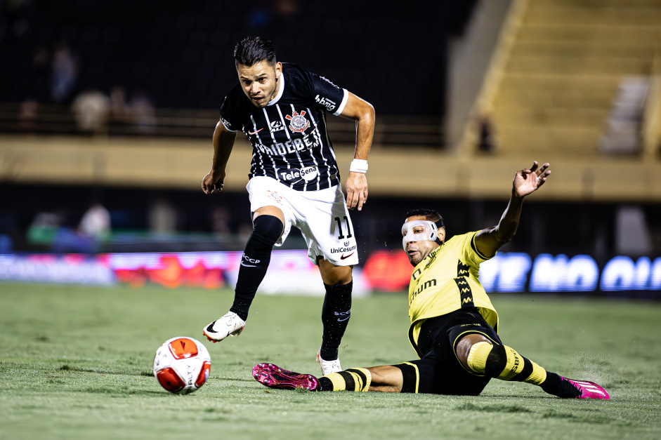 Romero no ataque do Corinthians contra a marcao do So Bernardo