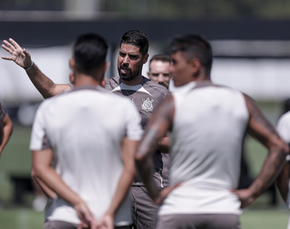 Antnio Oliveira passando instrues a jogadores do Corinthians