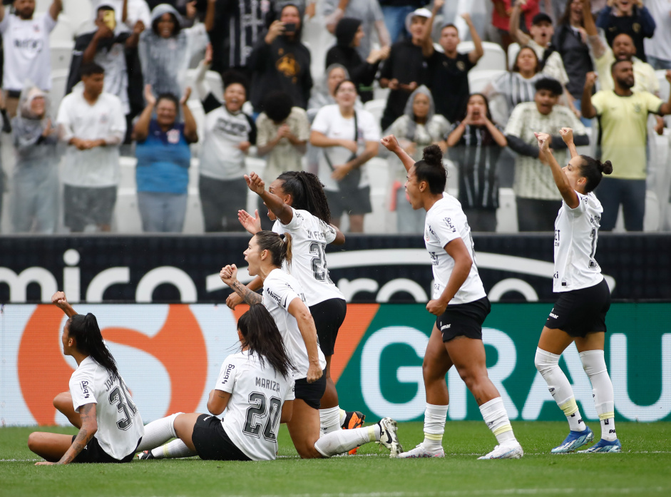Jogadoras do Corinthians comemorando gol contra a Ferroviria na Supercopa