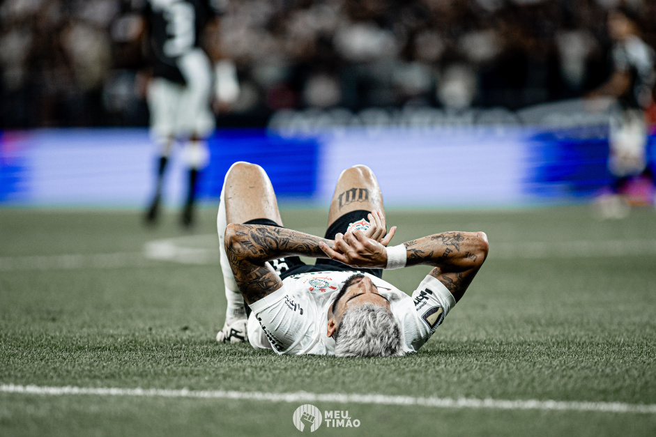 Yuri Alberto cado no gramado durante jogo do Corinthians contra a Ponte Preta
