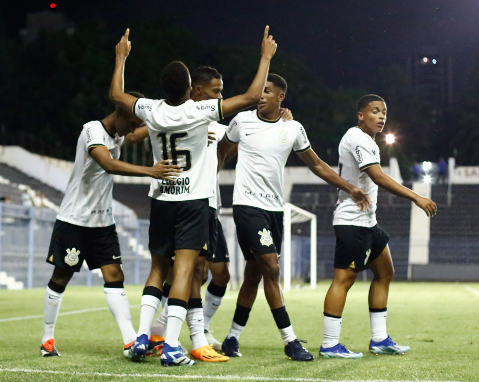 Jogadores do Sub-17 do Corinthians celebrando o gol anotado por Rodrigo