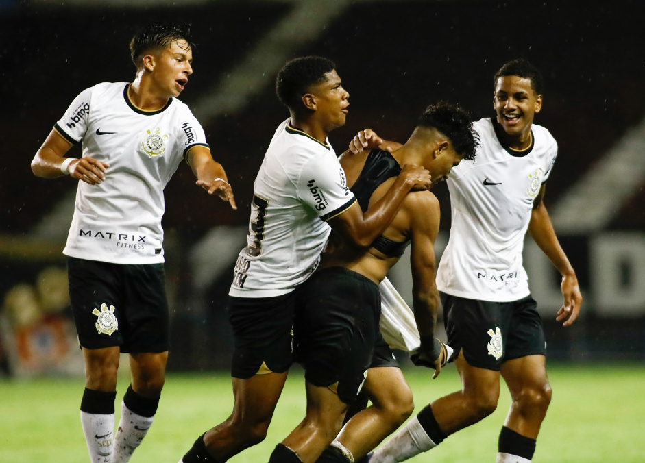 Os seis gols do Corinthians na partida foram divididos em seis artilheiros