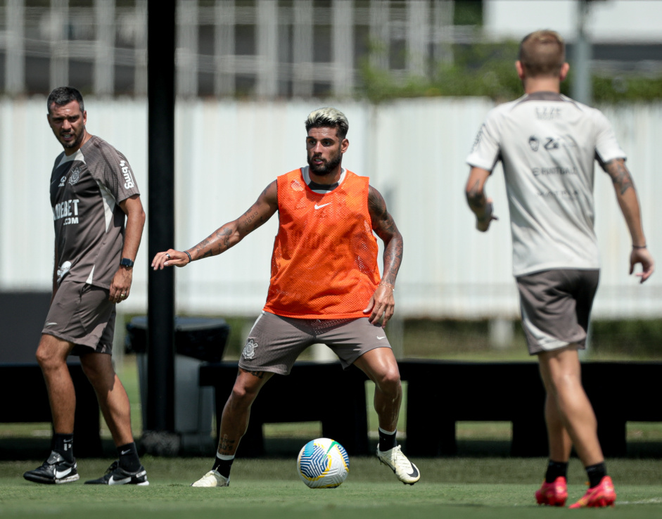 O Corinthians seguiu nos treinos no CT Joaquim Grava nesta sexta